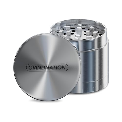GRINDNATION Premium Grinder Edelstahl | 40mm klein | 4-teilig | herausnehmbares Sieb | präzise und langlebig verarbeitet | scharfes Mahlwerk | Set mit Pinsel und Schaber (⌀ 40mm)
