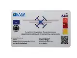 MJ Drohnenführerschein - mit QR-Code + Bundesadler und Adresse auf Rückseite, Kompetenznachweis für A1-A3, A2 oder STS-Lizenz in Scheckkartengröße, Plastikkarte mit EASA Kartenschuber optional