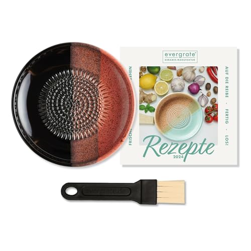 evergrate Keramikreibe im Motiv Lava mit Küchenpinsel und Rezeptheft