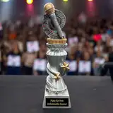 eberin · Musik-Pokal Best Voice – Glanzvolle Ehrung für die Besten der Bühne – Ideal für Karaoke-Abend, Musik- Gesangswettbewerb, Talent-Show, Schulveranstaltung · personalisierbar (MIT Gravur)