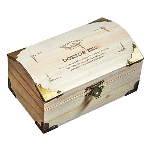 Geschenke 24 | Holz-Schatztruhe zum Hochschulabschluss personalisiert (Doktor,klein) | weiß | mit Jahreszahl und Wunschtext graviert | Schatzkiste | Geldgeschenk zum Studium | Aufbewahrungsbox