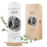 GRAVURZEILE Bedruckte Kerze - In Gedenken - Personalisierte Kerze mit eigenen Namen, Datum & Foto - Trauerkerze zur Beerdigung oder als Andenken - Hochwertige Stumpenkerze Weiß 250/80 mm