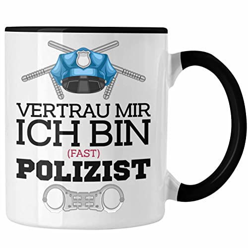 Trendation - Polizist Ausbildung Tasse Geschenk Polizei Lustiger Spruch Ich Bin Fast Polizist (Schwarz)