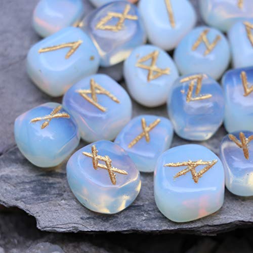 Crocon Opalite Edelstein gravierte Runensteine ​​Set (25 Stück) für Anfänger mit Elder Futhark Alphabets for Crystals Reiki Feng Shui Runen Set Größe: 15-20 mm mit einem Beutel & Runen broschüre