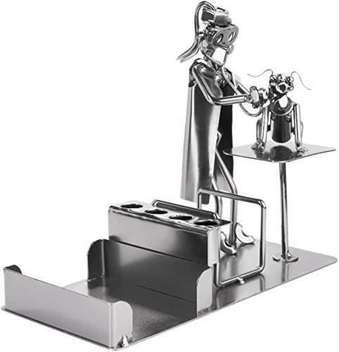 BRUBAKER Schraubenmännchen Tierärztin mit Stiftehalter - Handarbeit Eisenfigur Metallmännchen mit Visitenkartenhalter und Fach für Notizzettel - Metallfigur mit Hund Geschenkidee für Tierärzte