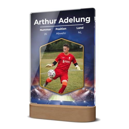 CHRISCK design Fußballkarten LED Bild personalisiert mit eigenem Foto, Namen & Daten - Fotolampe als beleuchteter Bilderrahmen - Acryl Glasfoto mit Leuchtsockel als Geschenk für Männer Papa Freund