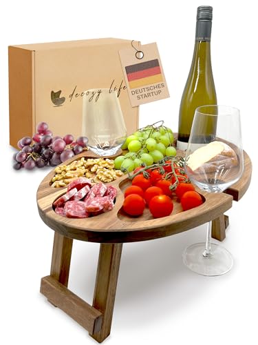 Decozy Life Weinbar Akazie Massivholz für Wein & Snacks - Weintisch & Weintablett für Zuhause oder Outdoor - geeignet als Käsebrett mit Weinhalter - Ideal als Couch Bar, Wein Zubehör & Sofatablett