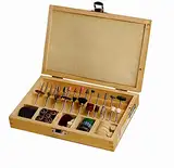 Scheppach 103 teiliges Zubehör-Set mit Holzkoffer | Aufsätze/Werkzeugset für Dekupiersäge Modellbausäge Scheppach DECO-FLEX | 88002730