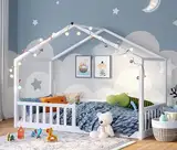 Bellabino Kinderbett Bia 80x160 cm, Hausbett Kinder inkl. Rausfallschutz und Rolllattenrost, Montessori Bodenbett weiß aus Massivholz Kiefer