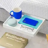 BedShelfie Nachttischregal für Etagenbett und oberes Etagenbett, Essentials für Studentenwohnheimzimmer, Hochbett-Nachttisch-Organizer zum Anklipsen, Nachttisch-Tablett – weiße Holzrutsche