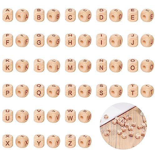 YAKLEE Buchstabenperlen 52 Stück 12x12mm Holzperlen A-Z Alphabet Spacer Würfel Buchstabenperlen zum Auffädeln Natur Holzperlen zum Basteln für Namen Armband Halskette Haarband (4mm Loch)