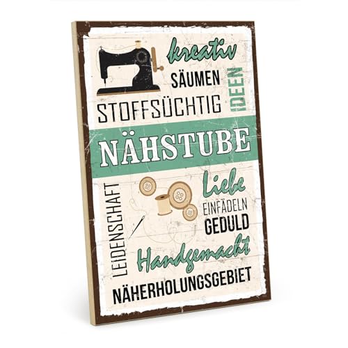 TypeStoff Holzschild mit Spruch – Nähstube – Schild Vintage-Look mit Zitat als Geschenk und Dekoration zum Thema Nähmaschine, Nadeln und Nähen - HS-01022