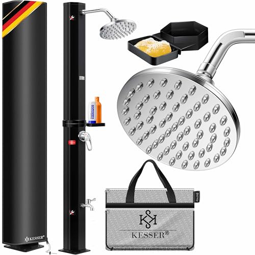 KESSER® Solardusche 60 Liter Solar Gartendusche inkl. Metall-Duschablage, Schutzhaube & Tasche | warmes Wasser max. 60°C | ohne Stromanschluss | Pooldusche Camping| Regenduschkopf Wasserhahn | Schwarz