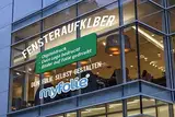 Schaufensteraufkleber selbst gestalten mit Logo - Fensterfolie als Aufkleber für den Einzelhandel als Werbung - Öffnungszeiten konfigurieren, mit Vorschau